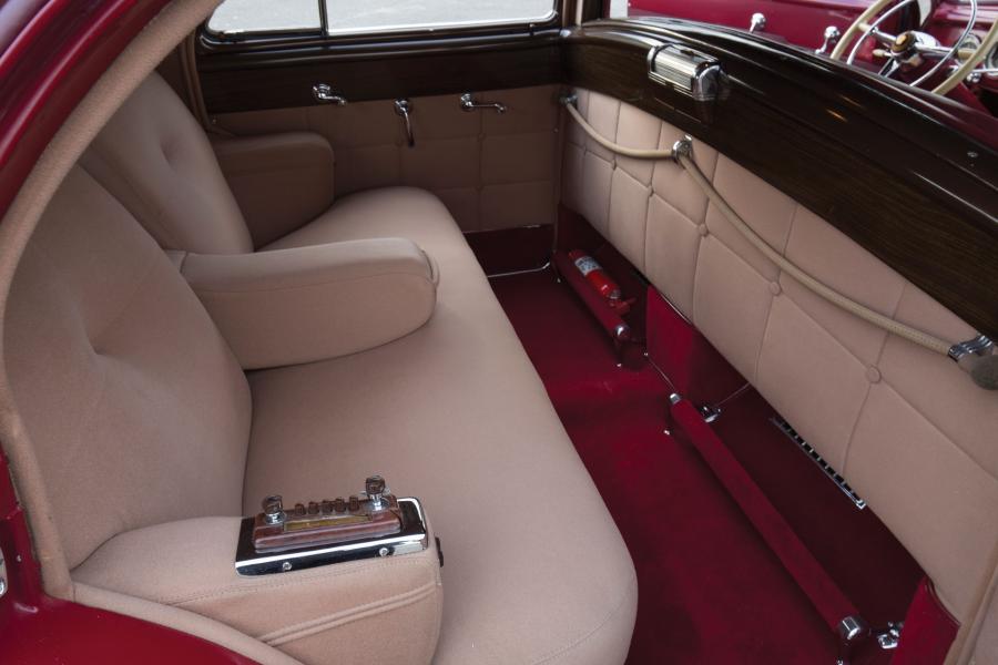 Интерьер Cadillac Series 60 Special Town Brougham by Derham 1942 года  (фото 4 из 22)